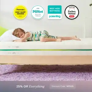 A young child sleeps on a Helix Kids mattress in a bright room with a light wood bed frame and purple rug. Award badges for best kids mattress appear above, with a banner below offering 25% off using code NYS25.